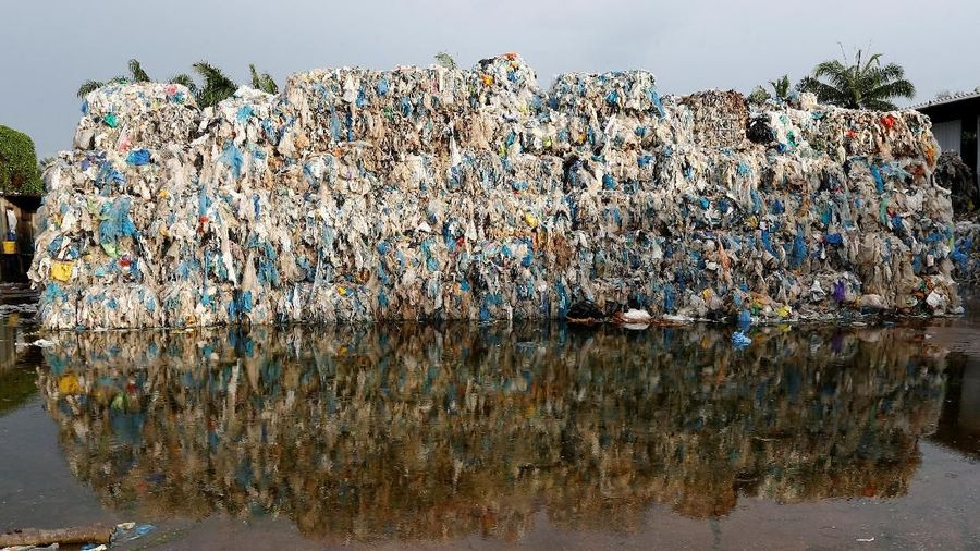 Ratusan karung berisi sampah plastik tumpah ke jalan-jalan di zona industri di Pulau Indah, Malaysia