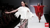 Para model pun berjalan dengan santai dan nyaman seolah meninggalkan kesan formal dari kain itu. (CNN Indonesia/Andry Novelino)