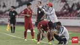 Pelatih Timnas Indonesia U-19 Indra Sjafri dan asistennya Guntur Cahyo Utomo memberi instruksi kepada Firza Andika dan Witan Sulaeman. (CNN Indonesia/ Hesti Rika)