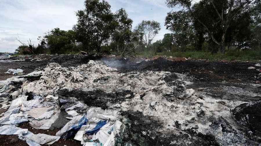 Ratusan karung berisi sampah plastik tumpah ke jalan-jalan di zona industri di Pulau Indah, Malaysia