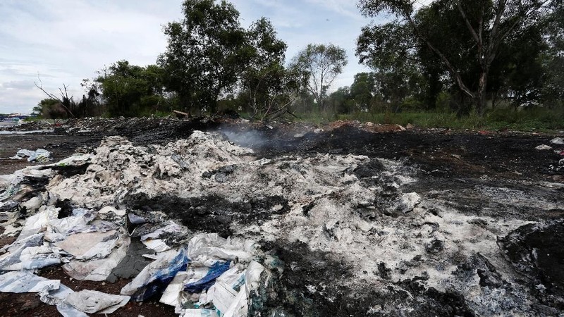 Ratusan karung berisi sampah plastik tumpah ke jalan-jalan di zona industri di Pulau Indah, Malaysia