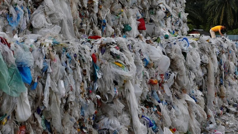 Ratusan karung berisi sampah plastik tumpah ke jalan-jalan di zona industri di Pulau Indah, Malaysia