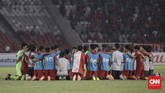 Pemain dan staf Timnas Indonesia U-19 melakukan doa bersama usai pertandingan menghadapi timnas UEA. (CNN Indonesia/ Hesti Rika)