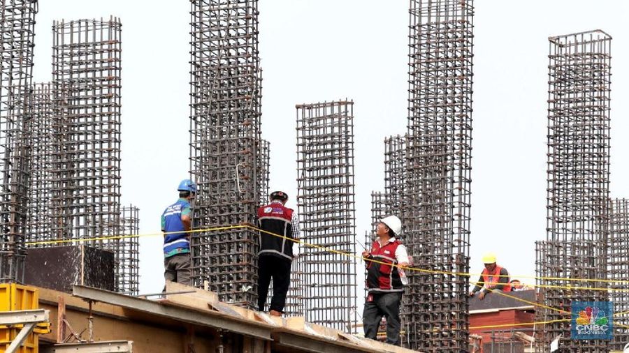 Pekerja menyelesaikan proyek infrastruktur di Jakarta, Kamis (25/10). Pemerintah tetap meningkatkan belanja infrastruktur untuk 2019. Anggaran infrastruktur dialokasikan sebesar Rp 420,5 triliun, naik 2,4% dari 2018 senilai Rp 410,4 triliun. (CNBC Indonesia/Muhammad Sabki)
