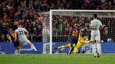 Tujuh menit jelang bubar, Jordi Alba mencetak gol kedua Barcelona sekaligus mengunci tiga poin untuk tim tuan rumah. (REUTERS/Albert Gea)