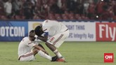 Bertolak belakang dengan kegembiraan yang melanda Timnas Indonesia U-19, timnas Uni Emirat Arab meratapi kegagalan melaju ke fase gugur dengan kekecewaan. (CNN Indonesia/ Hesti Rika)