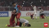 Seketika peluit akhir dibunyikan wasit Kim Heegon, pemain dan staf Timnas Indonesia melepaskan beban dengan tangisan kegembiraan dan sujud syukur. (CNN Indonesia/ Hesti Rika)