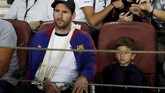 Lionel Messi yang mengalami patah tangan kanan menyaksikan langsung perjuangan rekan-rekan setimnya di Camp Nou.(REUTERS/Juan Medina)