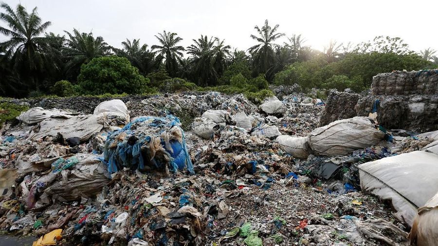 Ratusan karung berisi sampah plastik tumpah ke jalan-jalan di zona industri di Pulau Indah, Malaysia