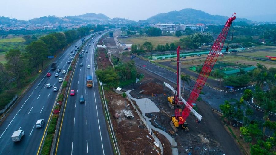 Proyek tersebut menyebabkan kemacetan parah di ruas tol Jakarta-Cikampek.