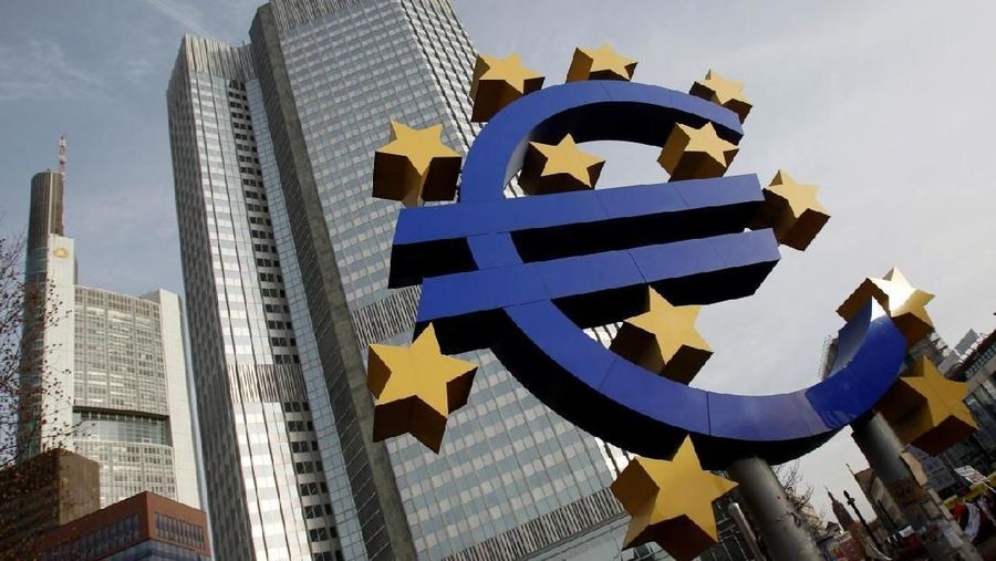 FILE PHOTO: A sculpture showing the Euro currency sign is seen in front of the European Central Bank (ECB) headquarters in Frankfurt, December 8, 2011. REUTERS/Alex Domanski/File Photo