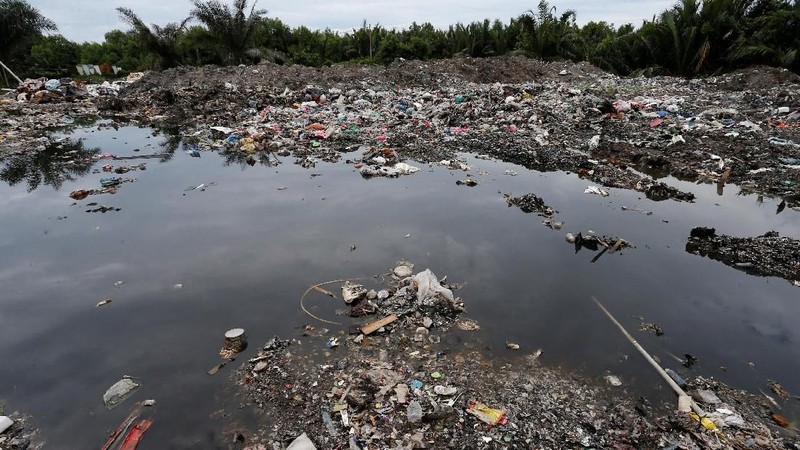 Ratusan karung berisi sampah plastik tumpah ke jalan-jalan di zona industri di Pulau Indah, Malaysia