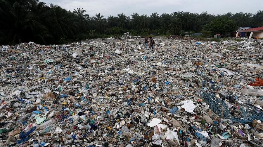 Ratusan karung berisi sampah plastik tumpah ke jalan-jalan di zona industri di Pulau Indah, Malaysia