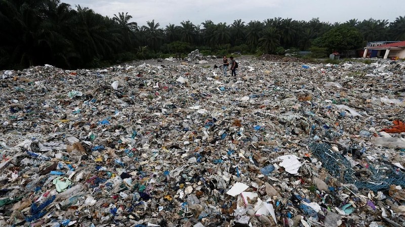 Ratusan karung berisi sampah plastik tumpah ke jalan-jalan di zona industri di Pulau Indah, Malaysia