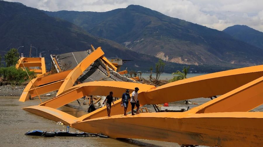 Indonesia berada dalam Ring of Fire alias cincin api.