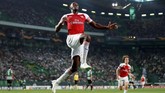 Danny Welbeck merayakan gol ke gawang Sporting Lisbon. Gol Welbeck membuat Arsenal semakin kukuh di puncak klasemen sementara Grup E dengan torehan sembilan poin dari tiga laga. (Action Images via Reuters/Peter Cziborra)