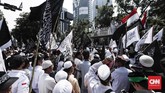 Massa menggelar aksi bela tauhid di depan gedung Kementerian Koordinator Politik, Hukum, dan Keamanan, Jakarta, Jumat, 26 Oktober 2018. (CNNIndonesia/Safir Makki)