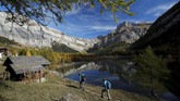 Dua longsoran yang terjadi pada abad ke-18 membentuk Danau Derborence di Lembah Lizerne, Valais, Swiss. Saat ini kawasan tersebut menjadi destinasi wisata alam yang ramai dikunjungi turis.