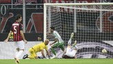 Di Grup F, AC Milan menelan kekalahan pertama di Liga Europa musim ini setelah takluk 1-2 dari Real Betis di Stadion San Siro. Betis mencetak gol pertama pada menit ke-30 melalui Antonio Sanabria. (REUTERS/Daniele Mascolo)