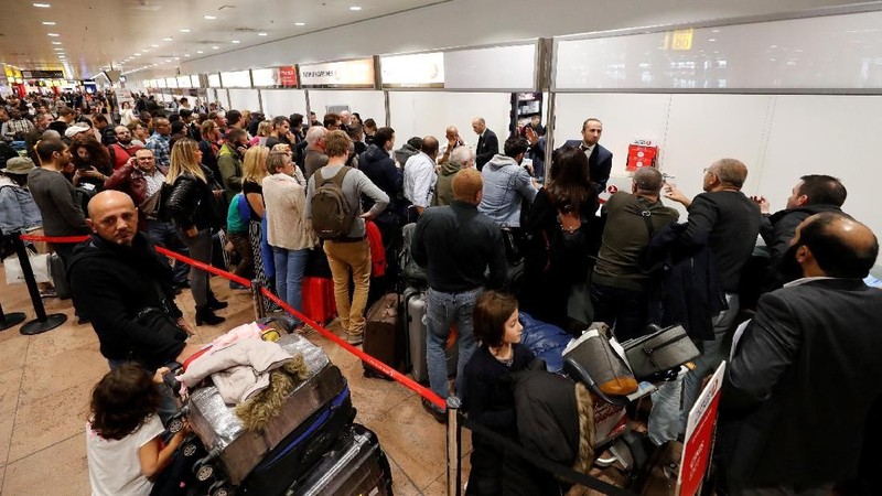 Akibat pemogokan tersebut bandara Brussels membatalkan 150 penerbangan pada hari Jumat.