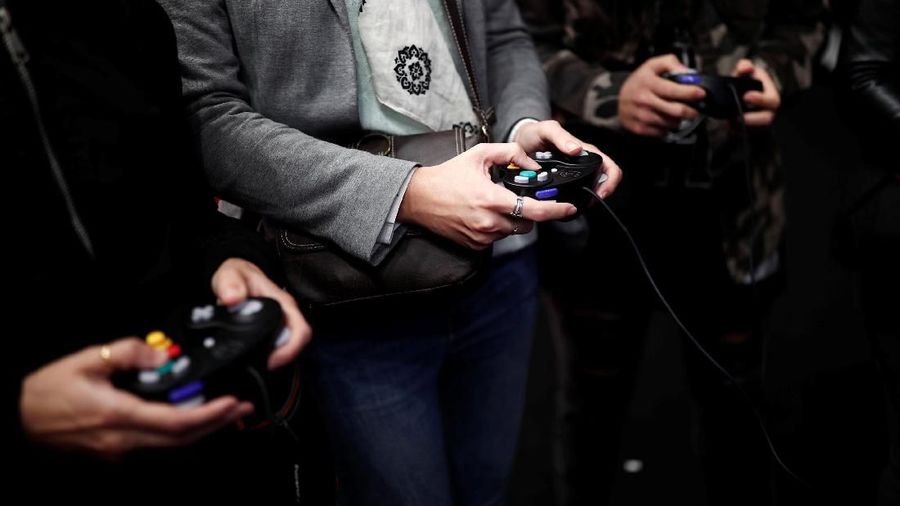 Visitors play Super Smash Bros Ultimate on Nintendo Switch at the Paris Games Week (PGW), a trade fair for video games in Paris, France, October 25, 2018. REUTERS/Benoit Tessier