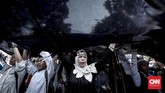 Dalam aksinya, massa menuntut pemerintah mengusut oknum barisan serbaguna (Banser) yang diduga menjadi pelaku pembakaran bendera bertuliskan kalimat tauhid. (CNNIndonesia/Safir Makki)