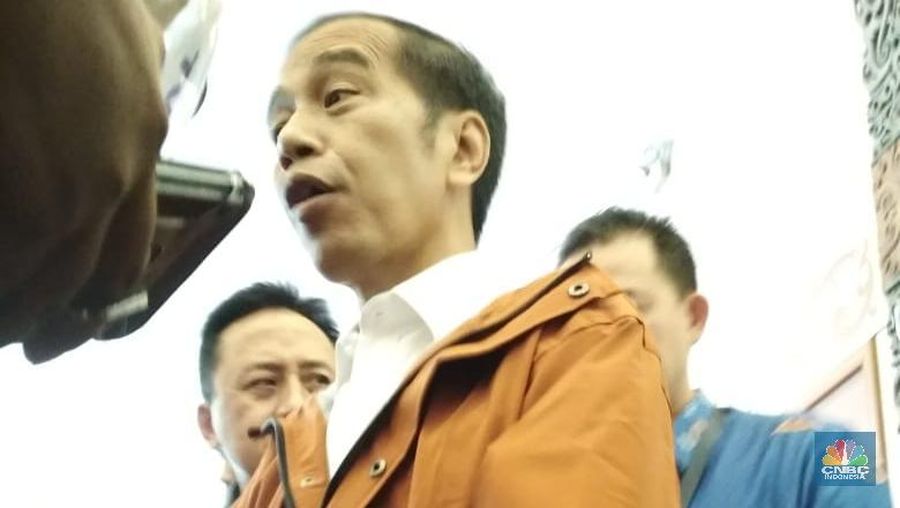 Jokowi bikin sensasi lagi, kali ini kenakan jas hujan bergaya anak muda 