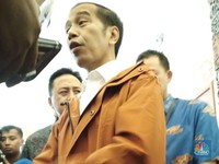 Saat Jokowi Pakai Jas Hujan a La Anak Muda di Ideafest