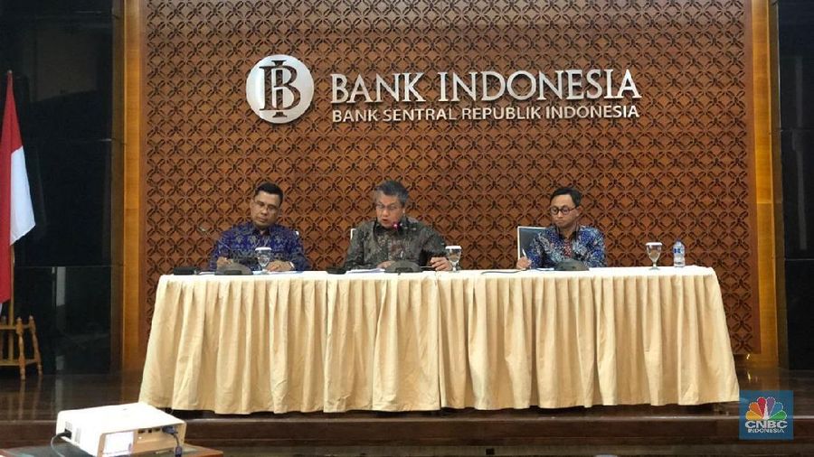 Kebijakan yang diambil oleh BI adalah melonggarkan giro wajib minimum (GWM) average dari 2% menjadi 3%.
