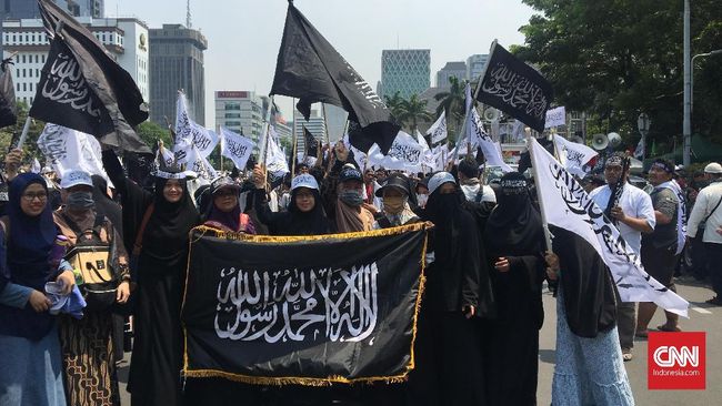 Massa Bawa Spanduk 'Bubarkan Banser' di Aksi Bela Tauhid