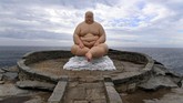Patung The Sculpture Bank (2017) karya seorang seniman asal China, Mu Boyan, dipamerkan di jalanan dekat pantai Tamarama. Patung ini dipamerkan dalam ajang Patung-patung di Pinggir Pantai di Sidney, Australia. (AAP/Dean Lewins/via REUTERS)