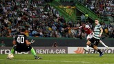 Arsenal baru mampu memecah kebuntuan pada menit ke-78 melalui tendangan keras Danny Welbeck. Skor 1-0 untuk Arsenal bertahan hingga laga usai. (Action Images via Reuters/Peter Cziborra)