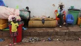 Bentrokan kerap berakhir ricuh dan berujung pada penjarahan hingga para imigran Kongo itu terpaksa kembali ke tanah air mereka. (Reuters/Giulia Paravicini)