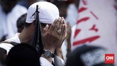 Sementara massa menilai bendera tersebut mengandung kalimat tauhid sehingga ada unsur penodaan agama di dalamnya. (CNNIndonesia/Safir Makki)