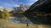 Danau Derborence bisa dijangkau dengan perjalanan darat dari kawasan Conthey atau kapal dari kawasan Gryon.