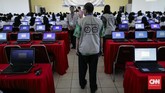 Molornya jadwal karenasejumlah jaringan internet di lokasi pelaksanaan tes SKD bermasalah. (CNNIndonesia/Adhi Wicaksono)