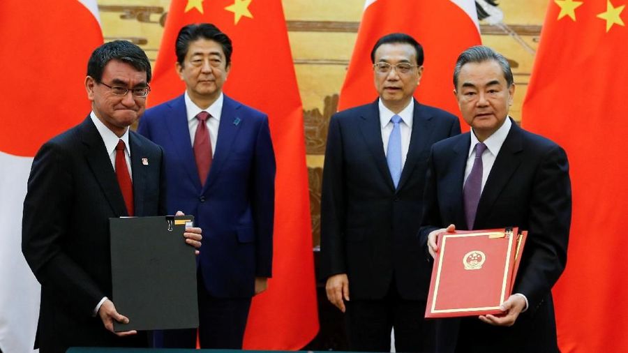 China dan Jepang harus menjaga perdagangan global dan menjadi jangkar pertumbuhan global, kata Perdana Menteri China Li Keqiang.