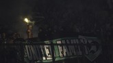 Salah satu suporter Real Betis merayakan suar di Stadion San Siro untuk merayakan kemenangan atas AC Milan. (REUTERS/Daniele Mascolo)