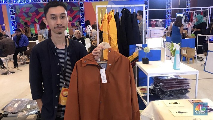 Ame Rain Coat, Merek Lokal di Balik Jas Hujan Gaul Jokowi Ini perancang jas hujan gaul yang dikenakan Jokowi di ideafest pagi ini