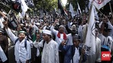 Diperkirakan lebih dari 1.000 orang mengikuti aksi ini sebagai reaksi dari pembakaran bendera di Garut oleh anggota Barisan Serba Guna (Banser), GP Ansor, NU. (CNNIndonesia/Safir Makki)