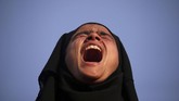 Seorang gadis menangis ketika melihat tubuh Mehraj-ud-Din Bangroo, seorang tersangka militan, yang diduga tewas dalam baku tembak dengan pasukan pengamanan India. Proses pemakaman Mehraj-ud-Din Bangroo dilangsungkan di Srinagar. (REUTERS/Danish Ismail)