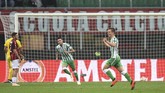 Real Betis menggandakan keunggulan pada menit ke-54 melalui gol spektakuler Giovani Lo Celso (kanan) yang melepaskan tendangan keras dari luar kotak penalti yang bersarang di pojok kanan gawang Pepe Reina. (REUTERS/Daniele Mascolo)