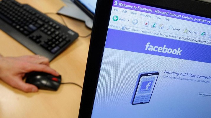 Facebook FILE PHOTO: A Facebook page is displayed on a computer screen in Brussels, Belgium, April 21, 2010. REUTERS/Thierry Roge/File Photo