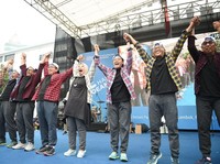 Pakai Topi Putih & Kemeja Kotak, Sri Mulyani Dance A la Korea