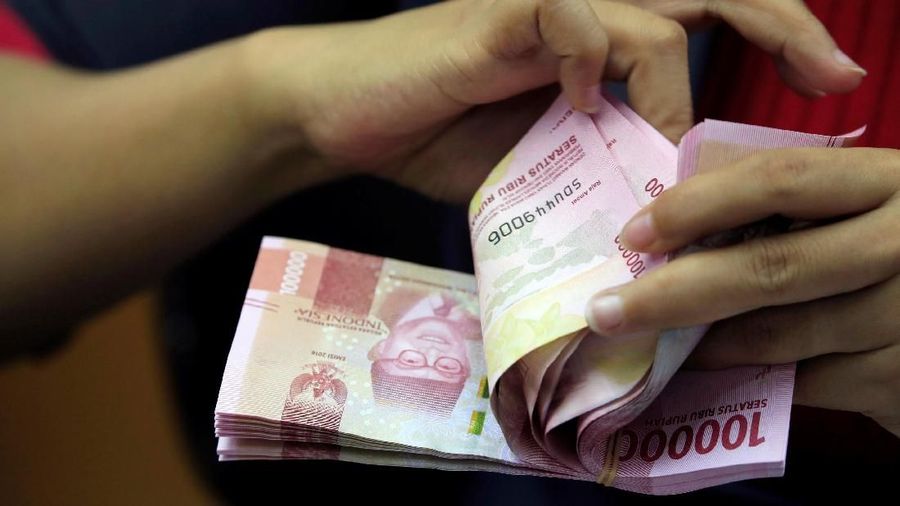 An employee counts Indonesian rupiah banknotes at a currency exchange office in Jakarta, Indonesia October 23, 2018. Picture taken October 23, 2018. REUTERS/Beawiharta