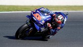 Maverick Vinales yang sempat terpuruk ke posisi sembilan di awal balapan, mampu menyelesaikan balapan di posisi terdepan dengan mengalahkan Andrea Iannone dan Andrea Dovizioso. (REUTERS/Brandon Malone)