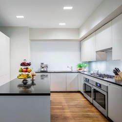 6 Inspirasi Desain Dapur di Bawah Tangga Menurut Feng Shui