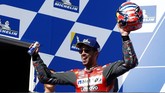 Pebalap Ducati Andrea Dovizioso merayakan finis ketiga di atas podium MotoGP Australia. Dovizioso meraih podium kedelapan di MotoGP 2018. (REUTERS/Brandon Malone)