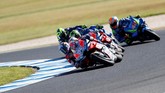 Pebalap Ducati Andrea Dovizioso bersaing ketat dengan pebalap Suzuki Andrea Iannone dalam perebutan posisi kedua di MotoGP Australia. (REUTERS/Brandon Malone)