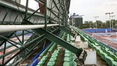 Tribun arena tenis lapangan di Jakabaring Sport City (JSC) ambruk dilanda angin puting beliung. (ANTARA FOTO/Nova Wahyudi/foc).